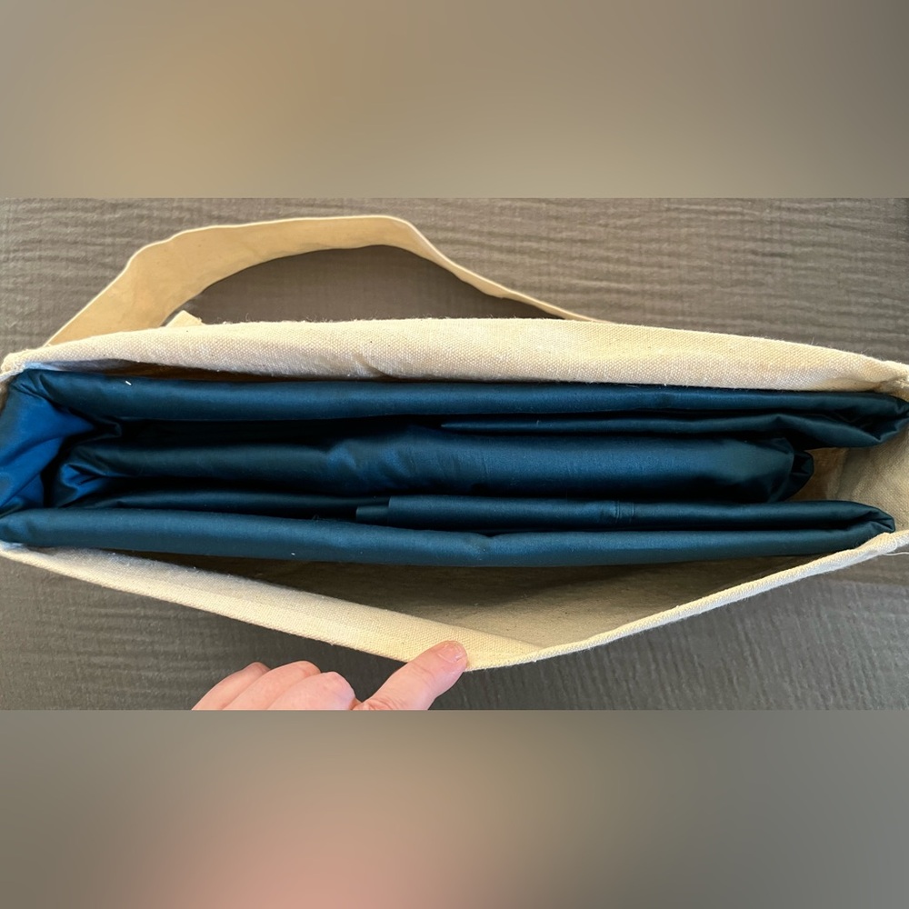 Magnolia Organics 100% cotton sateen queen sheet set Moroccan blue w/carry bag